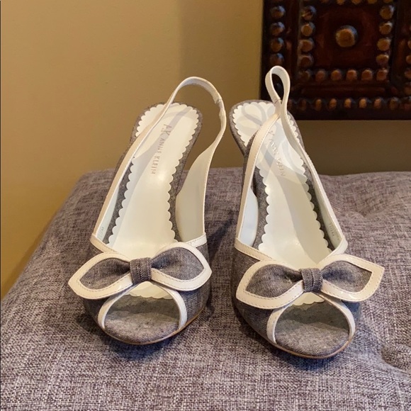 Anne Klein grey and white peep toe with a bow - Picture 1 of 3